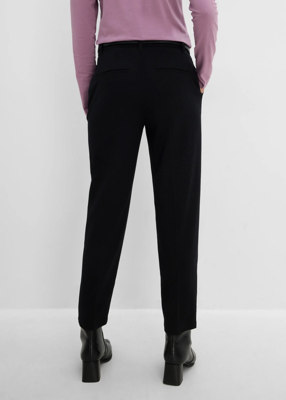 Women's Cropped Pants in Black, view 4
