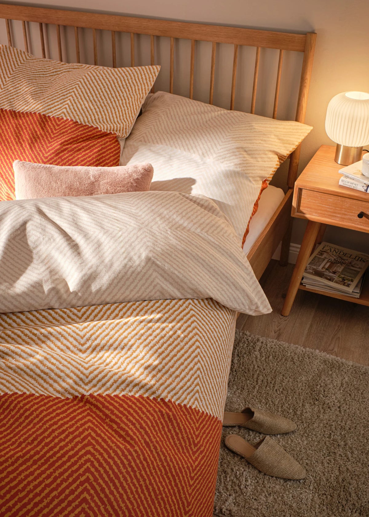 Cotton Plain-Weave Bedding Set in Rust and Beige, view 2
